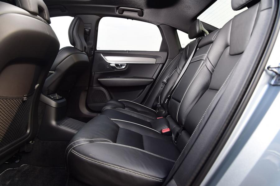 Интерьер Volvo S90 T8 R-Design 2018 года  (UK) (фото 5 из 13)